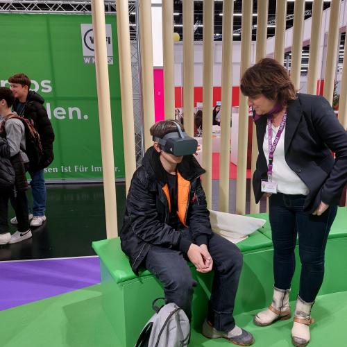 Schüler beim Ausprobieren einer VR-Brille