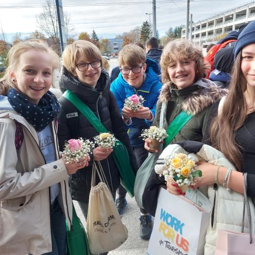 Schülerinnen und Schüler zeigen ihre Blumensträuße