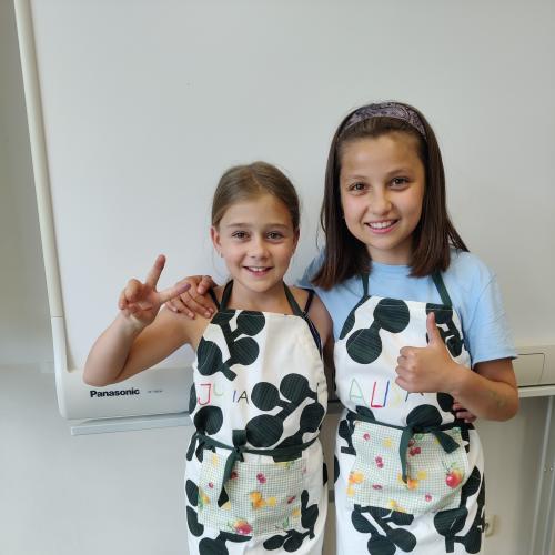 Schülerinnen mit Kochschürzen