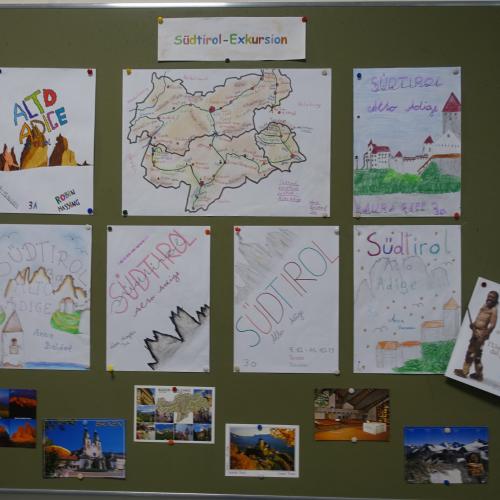 Vorbereitungen auf die Südtirolfahrt mit unterschiedlichen Plakaten
