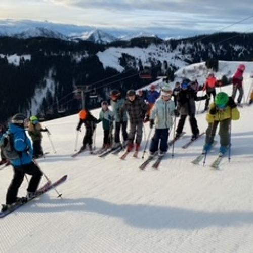 Schüler:innen der 1d beim Skifahren