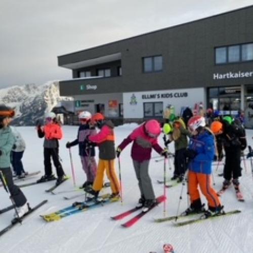 Schüler:innen der 1d beim Skifahren
