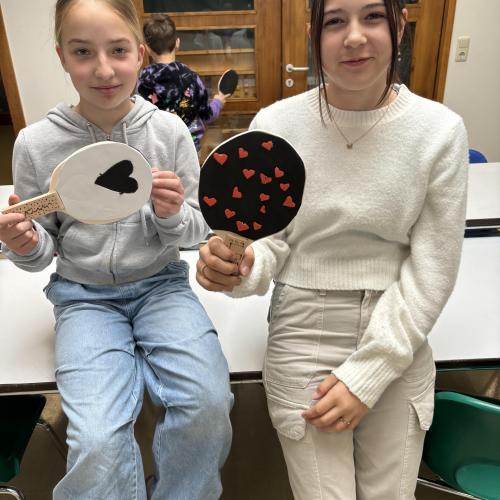 Schüler:innen mit ihren Tischtennisschlägern