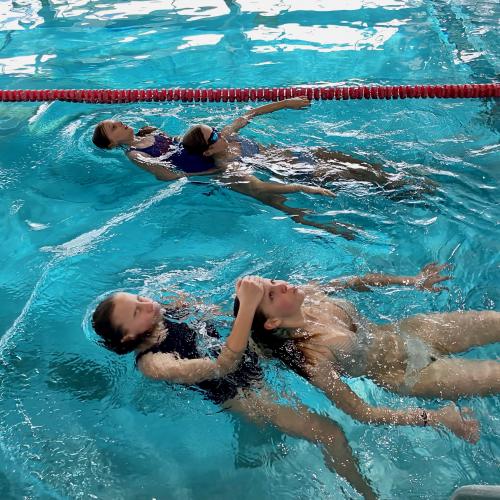 Schwimmerinnen beim Retten